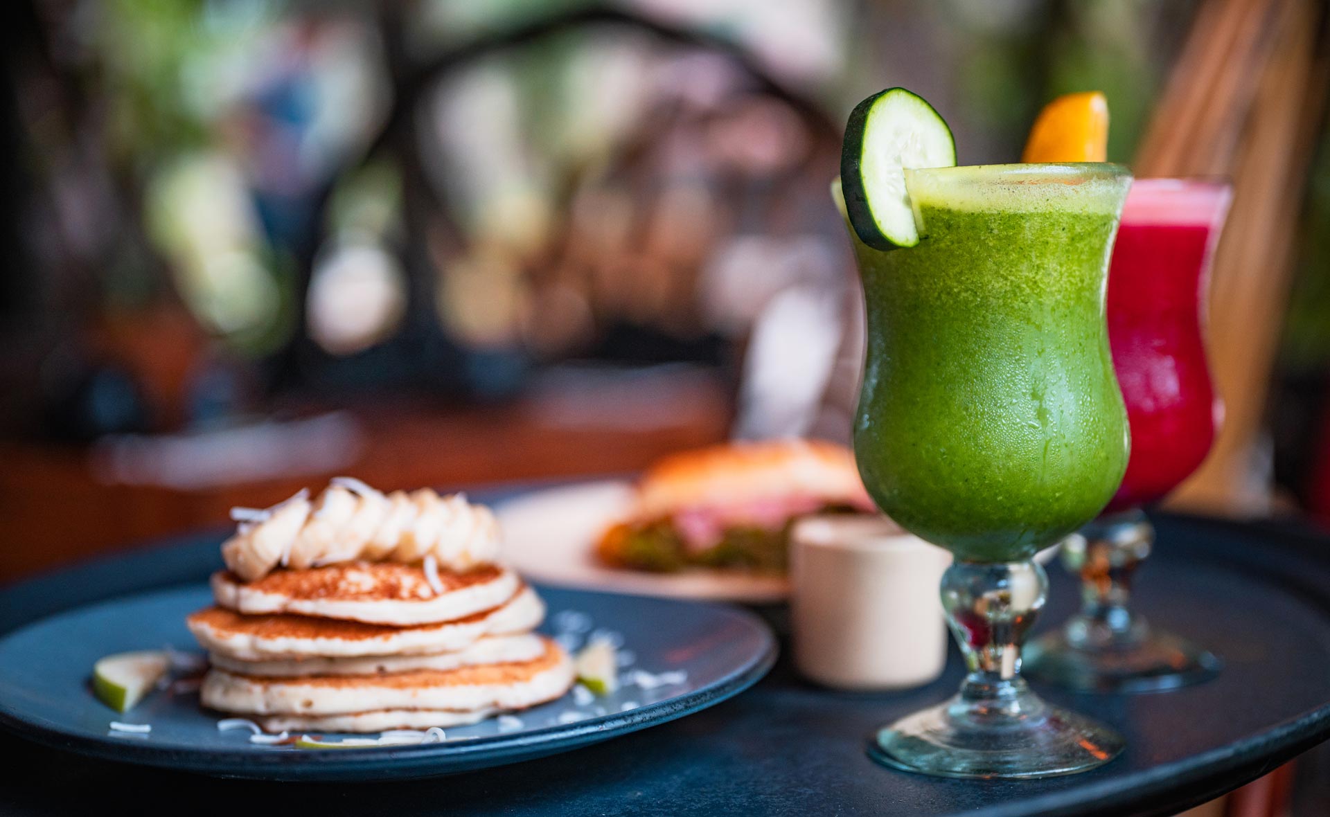 2 drinks with plate of pancakes